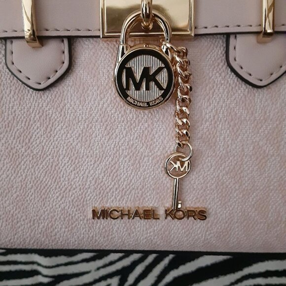 Michael Kors RARE RETIRED STYLE- SO DARN CUTE TINY PINK CROSSBODY BAG OR HANDLES - Picture 2 of 11